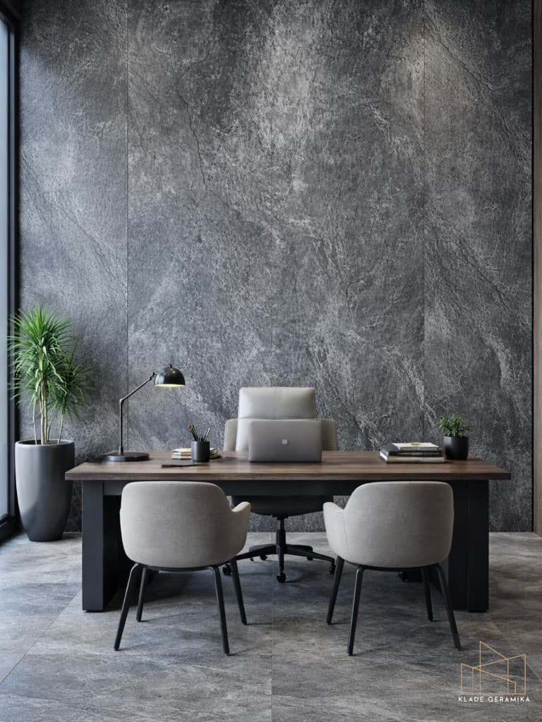 Zyra moderne me pllaka të mëdha gri dhe mobilier minimalist
